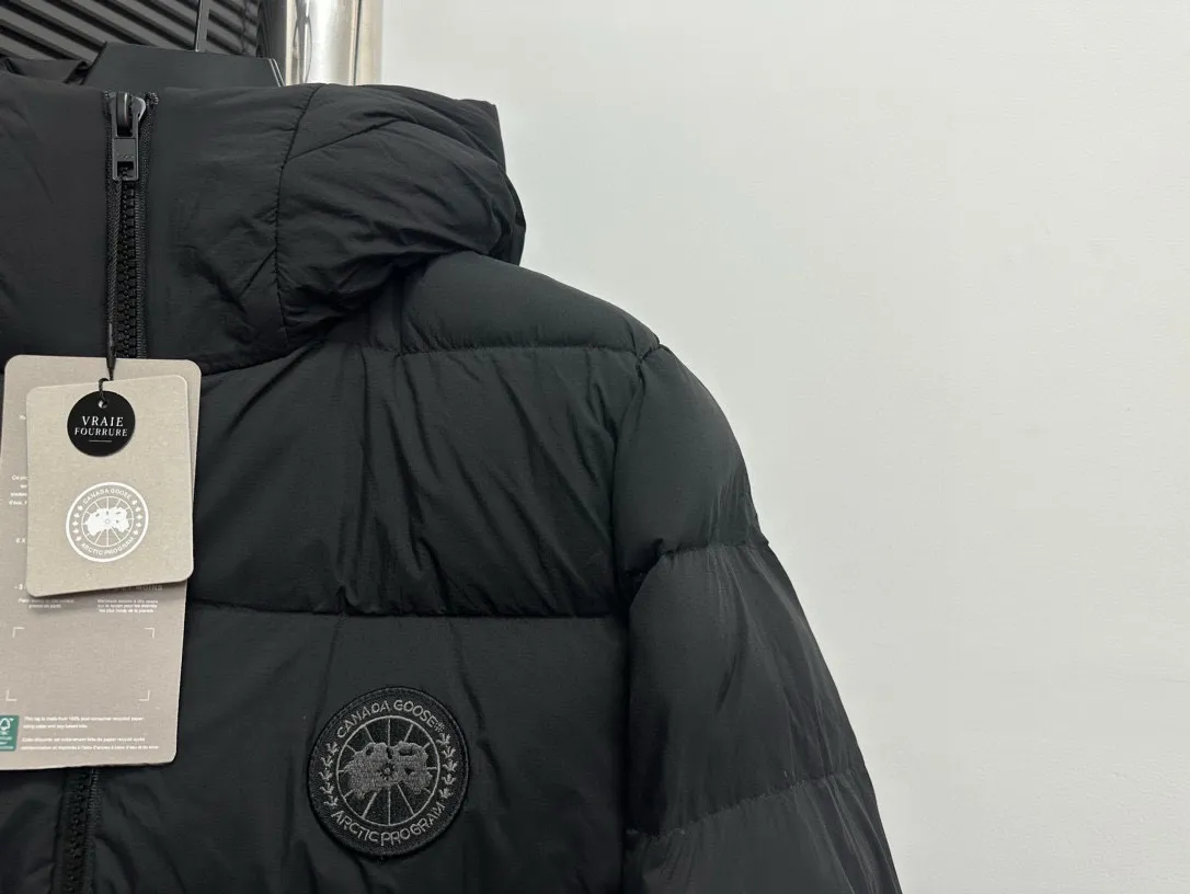 P850 𝘾𝘼𝙉𝘼𝘿𝘼 𝙂𝙊𝙊𝙎𝙀 Canada Goose Ouyang Nana second generation same style hooded couple down jacket! Goose down jacket has always been a popular element of fashion, loved by experts from all walks of life! Fashionable hooded cut, high-end customer-supplied fine goose down, high resilience, smooth zipper, strong and firm. Pockets on both sides can store small items, free your hands, and you can go out without worries. 90% white goose down filling. Black light puff style. Size: XS S M L XL XXL Color: black